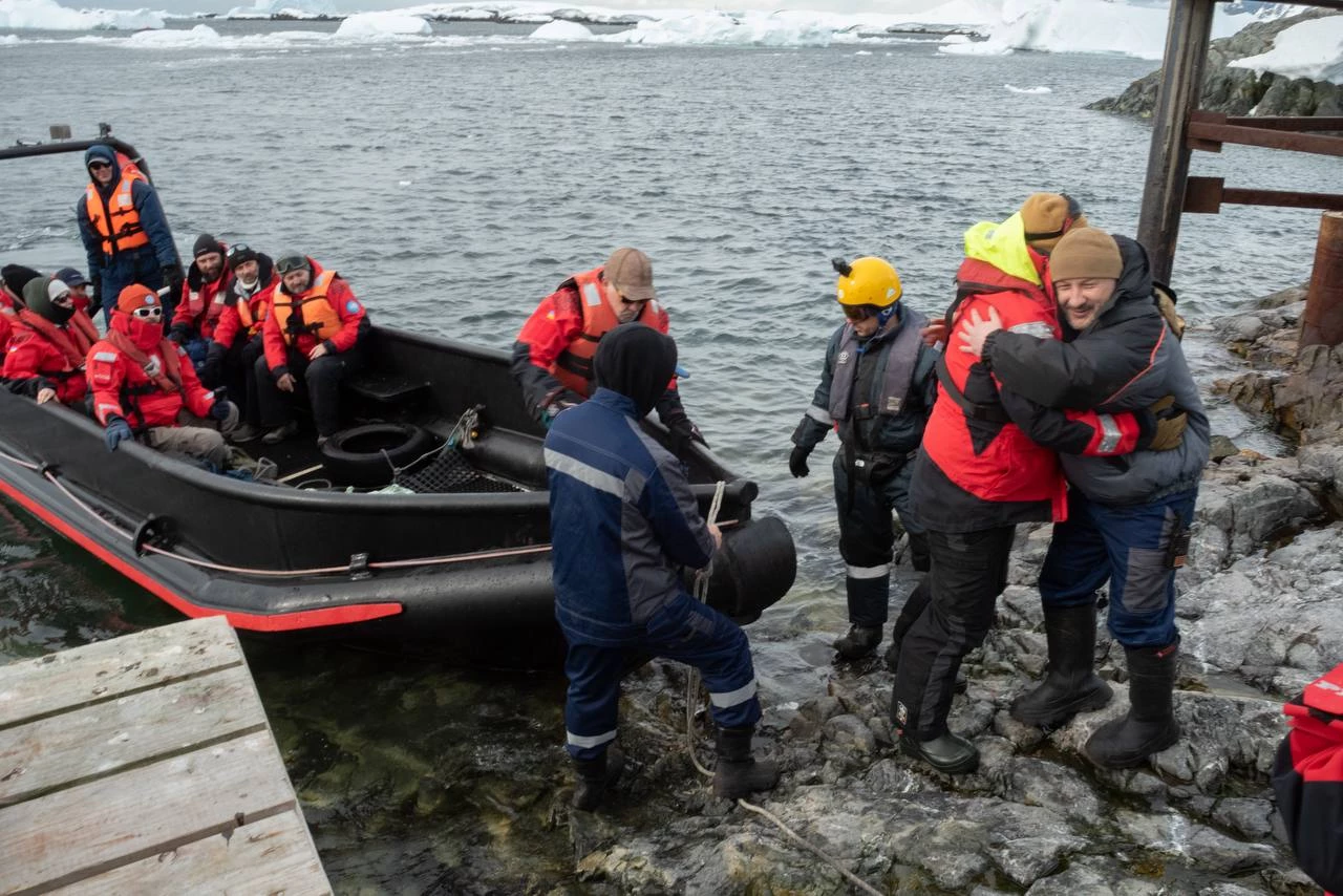 Український криголам «Ноосфера» прибув до станції «Академік Вернадський» з мексиканцями. Фото