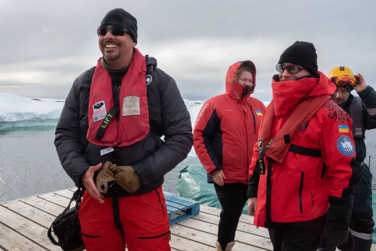 Український криголам «Ноосфера» прибув до станції «Академік Вернадський» з мексиканцями. Фото