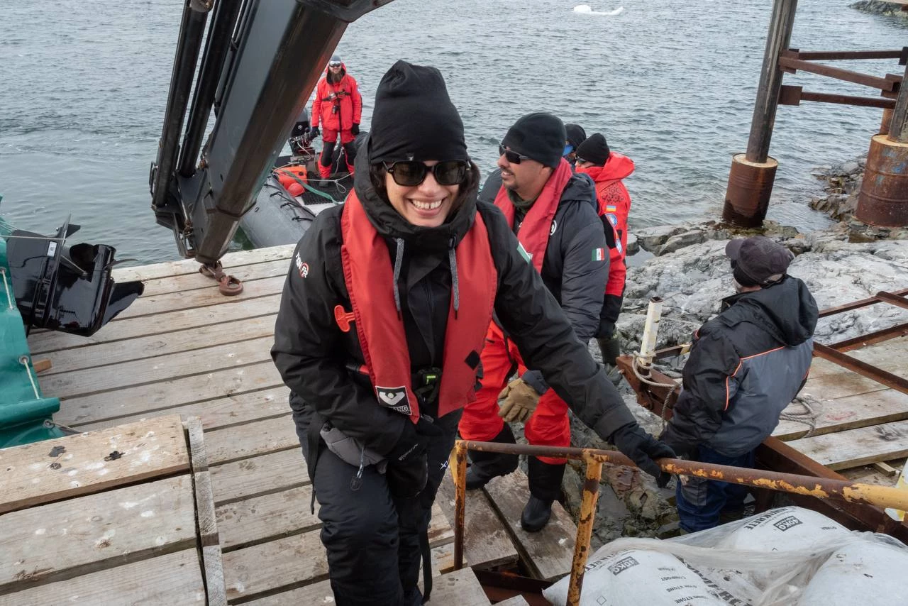 Український криголам «Ноосфера» прибув до станції «Академік Вернадський» з мексиканцями. Фото