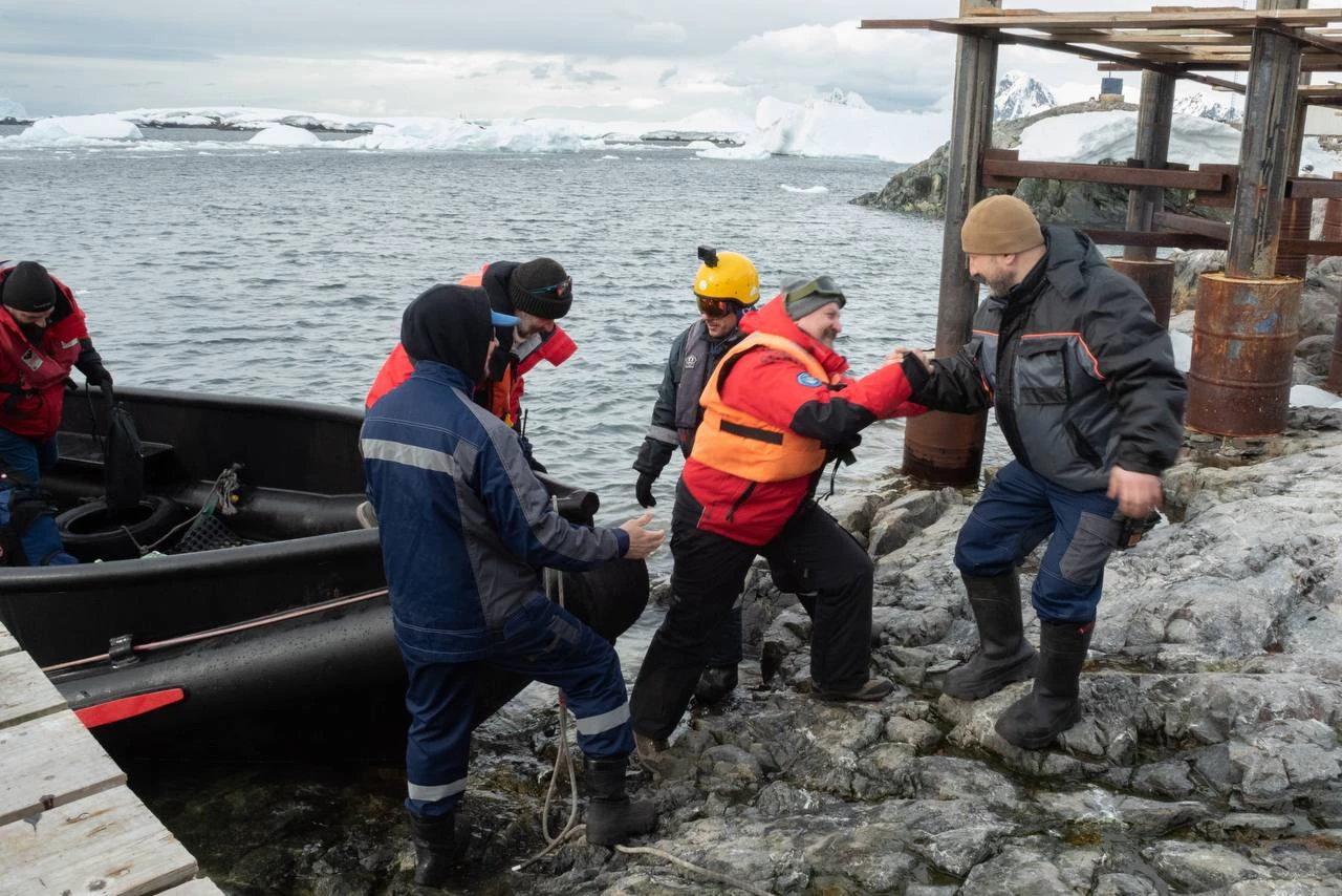 Український криголам «Ноосфера» прибув до станції «Академік Вернадський» з мексиканцями. Фото