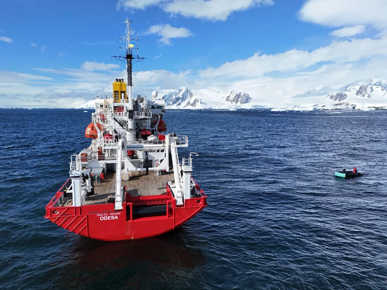 Український криголам «Ноосфера» прибув до станції «Академік Вернадський» з мексиканцями. Фото