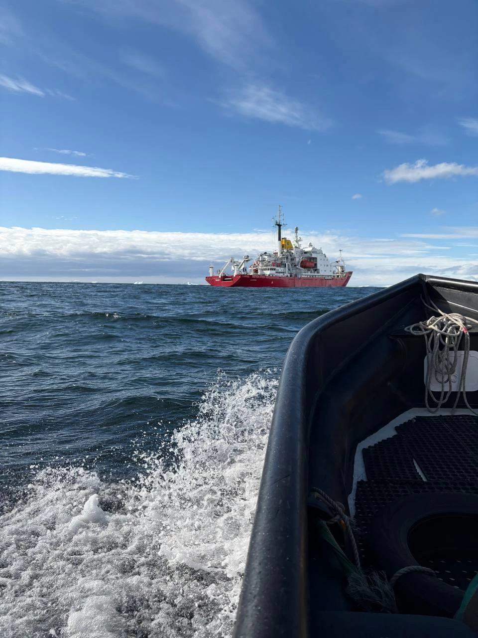 Український криголам «Ноосфера» прибув до станції «Академік Вернадський» з мексиканцями. Фото