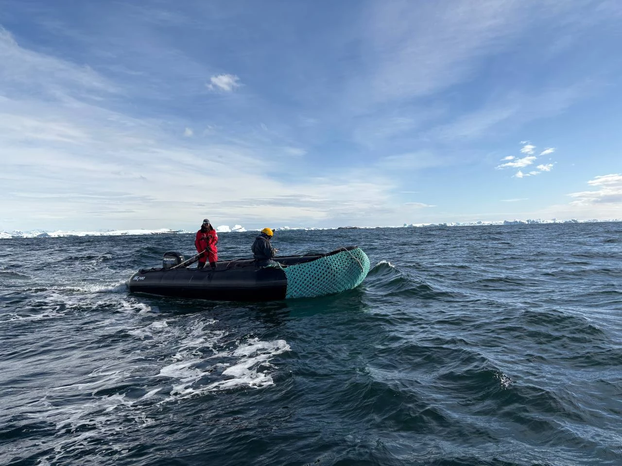 Український криголам «Ноосфера» прибув до станції «Академік Вернадський» з мексиканцями. Фото