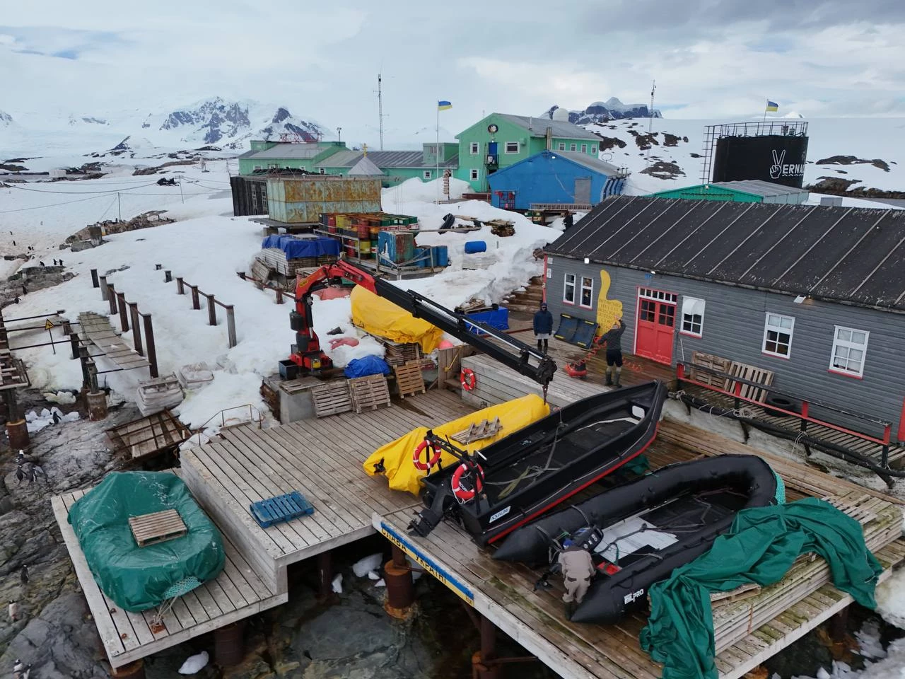 Український криголам «Ноосфера» прибув до станції «Академік Вернадський» з мексиканцями. Фото