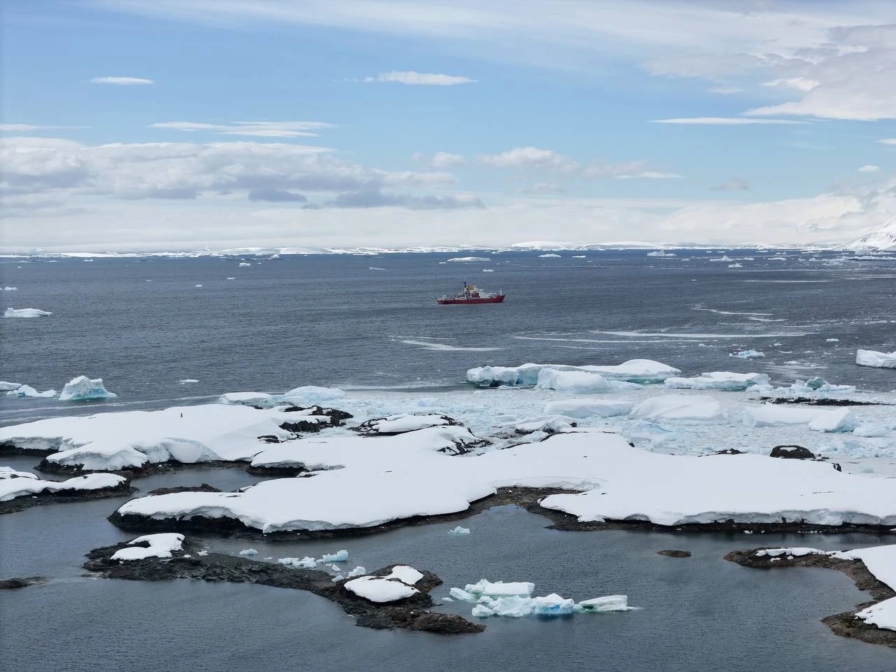 Український криголам «Ноосфера» прибув до станції «Академік Вернадський» з мексиканцями. Фото