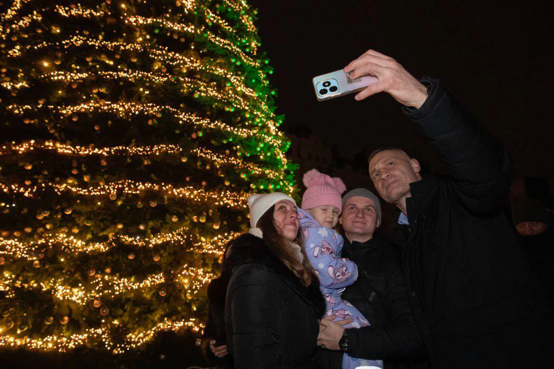 У центрі Києва засвітили головну новорічну ялинку України