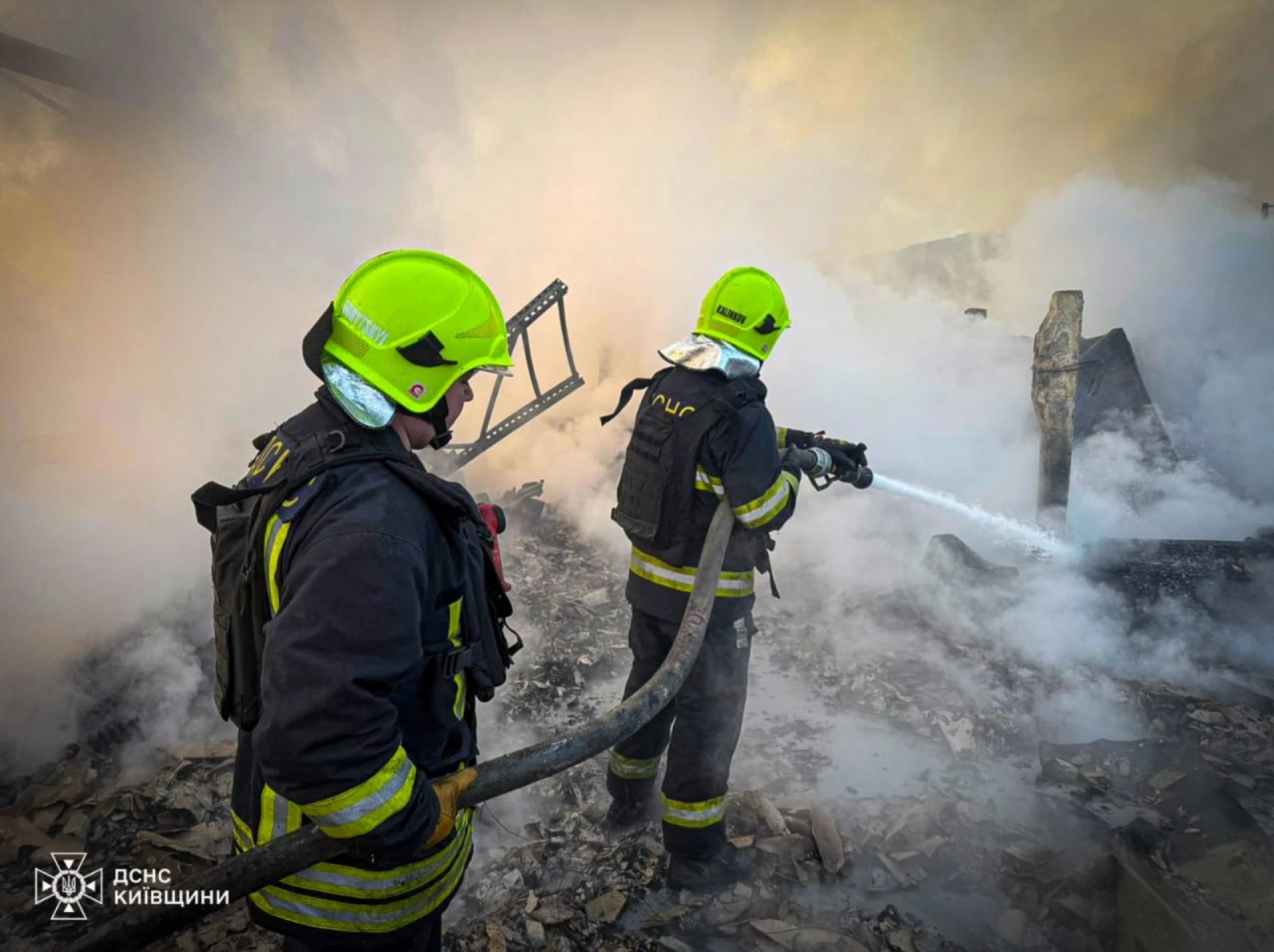 Рятувальники ліквідовують наслідки масованої атаки на Київщині