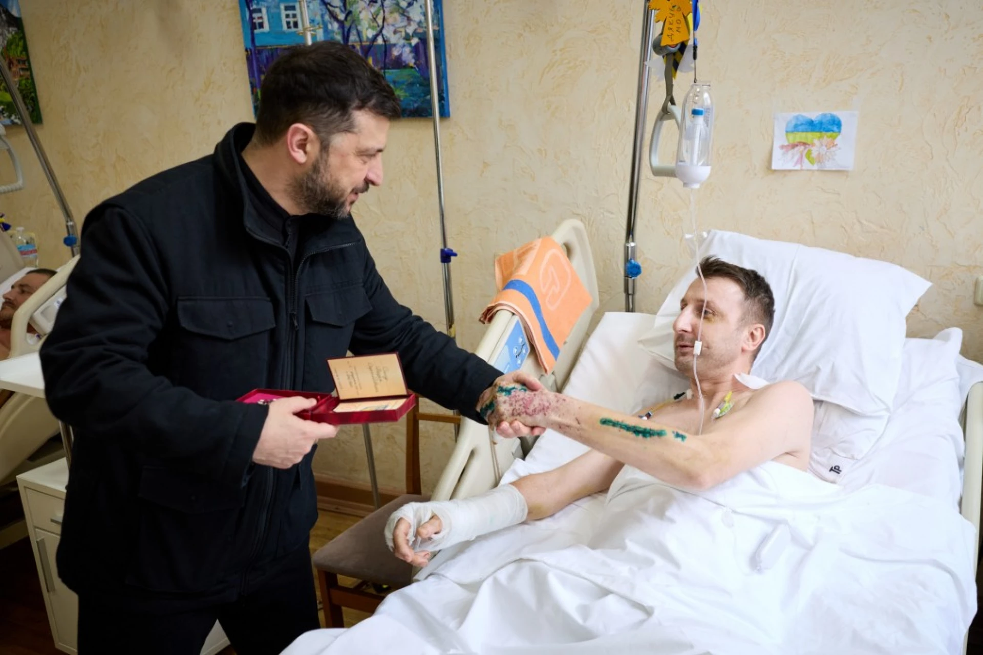 Зеленський зустрівся з пораненими воїнами й медиками, які допомагають їм відновлюватися