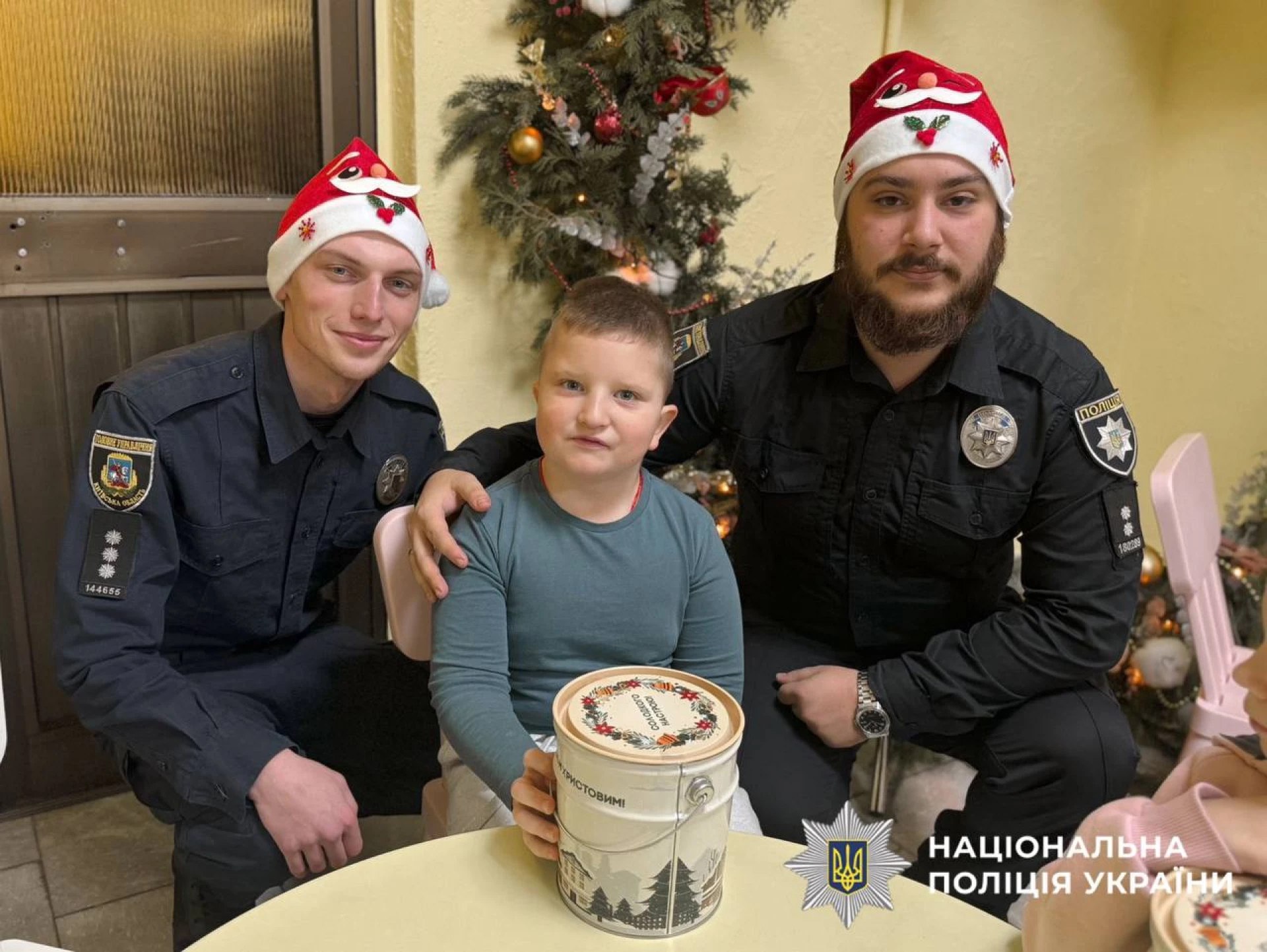 Поліцейські Київщини привітали дітей у лікарнях із Днем Святого Миколая