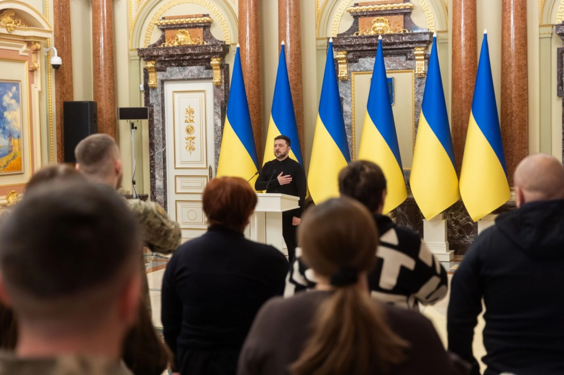 Президент вручив сертифікати на квартири Героям України та рідним загиблих захисників