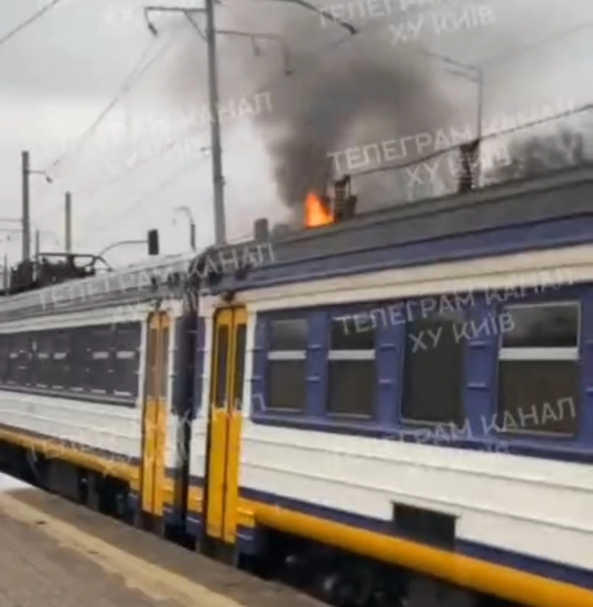 В Києві на даху електрички живцем згоріла людина. Фото 18+