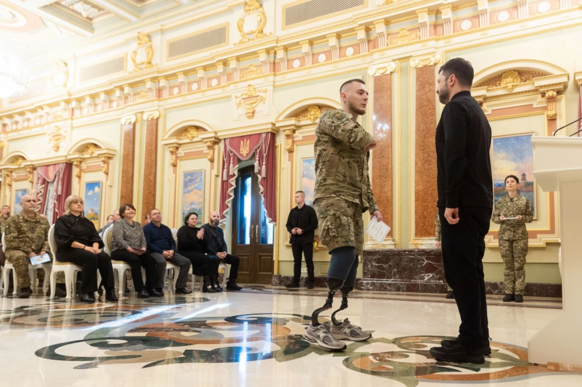 Сертифікат на квартиру вручили Герою України Андрію Сергієнку, який втратив обидві ноги