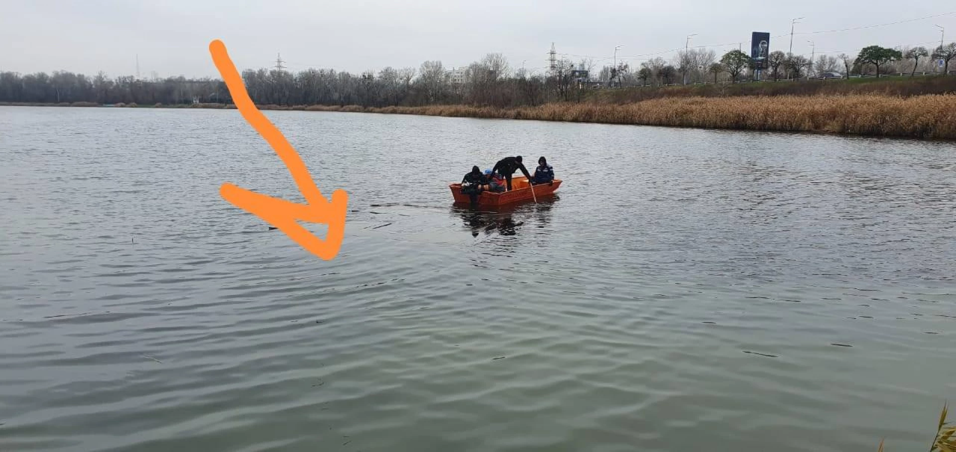 У столиці комунальники та громадські діячі рятують хрест на Йорданському озері