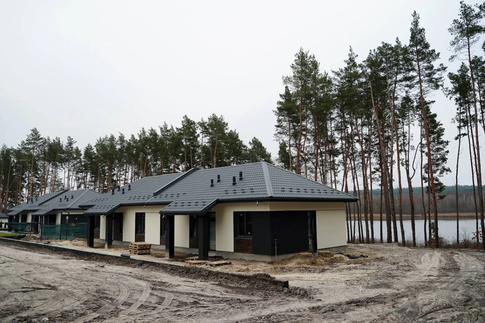 На Київщині ветеранам НГУ передали ключі від трьох нових будинків