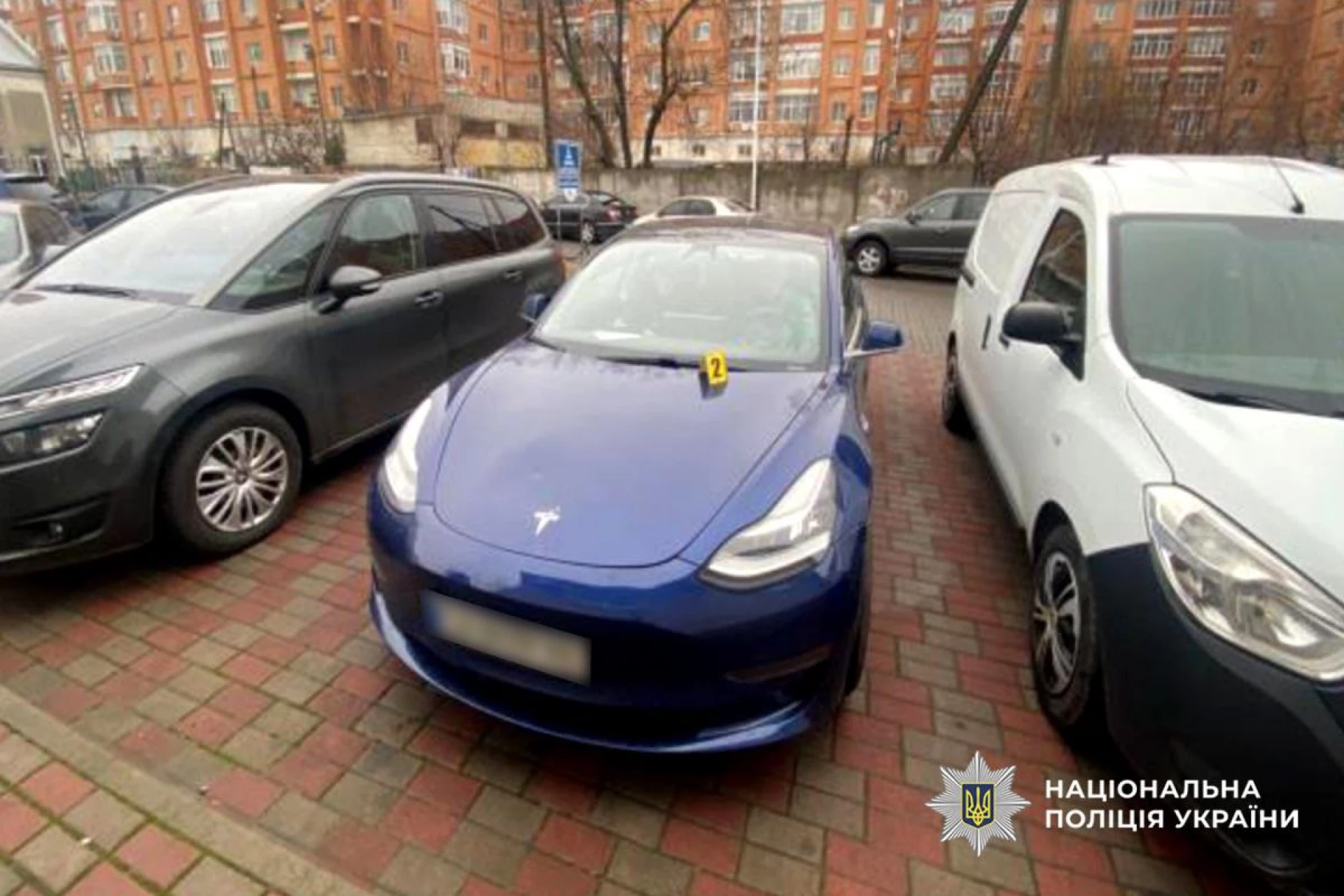 Невідомі у Черкасах поклали на Tesla пляшку з «коктейлем Молотова»