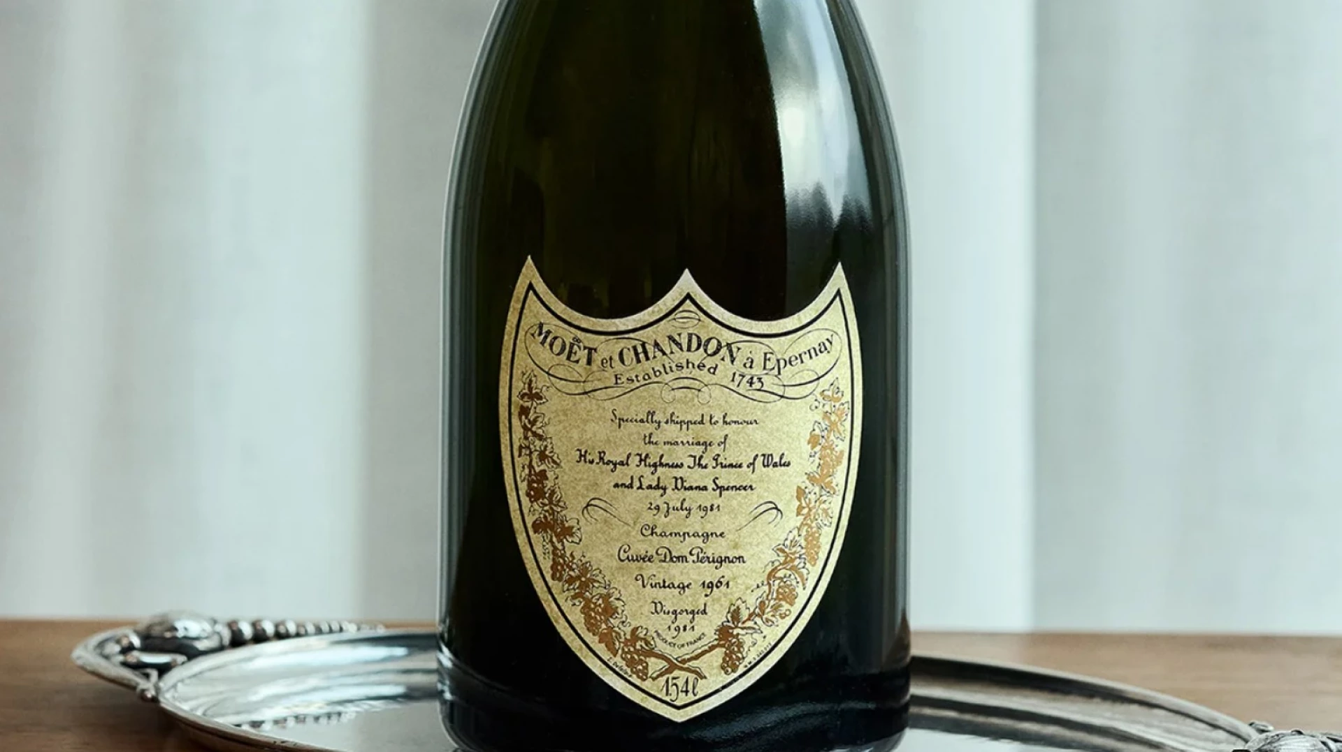 Рідкісне шампанське з весілля принцеси Діани не продали на аукціоні через низькі ставки