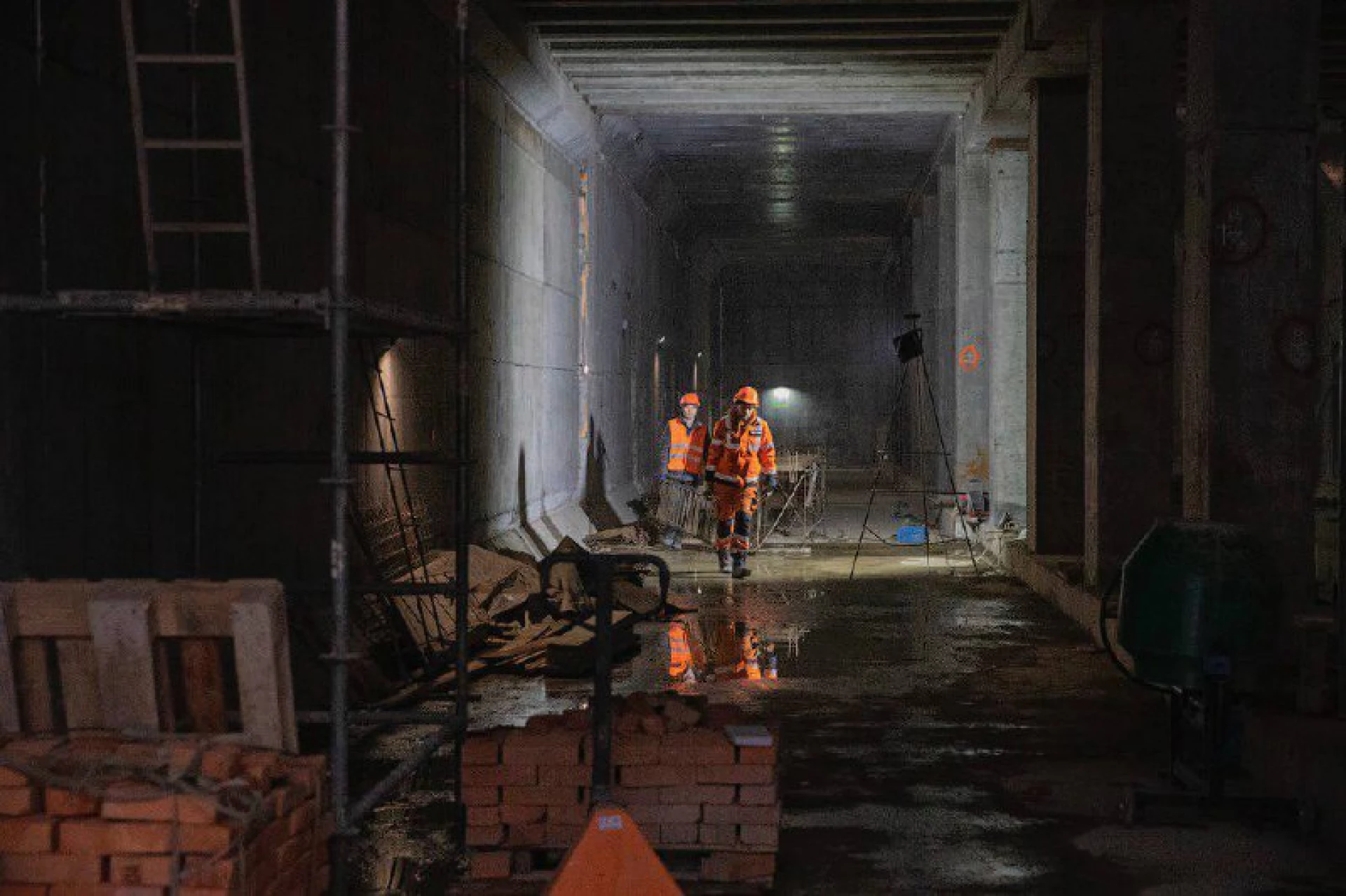 Метро на Виноградар: будівництво триває цілодобово на шести майданчиках