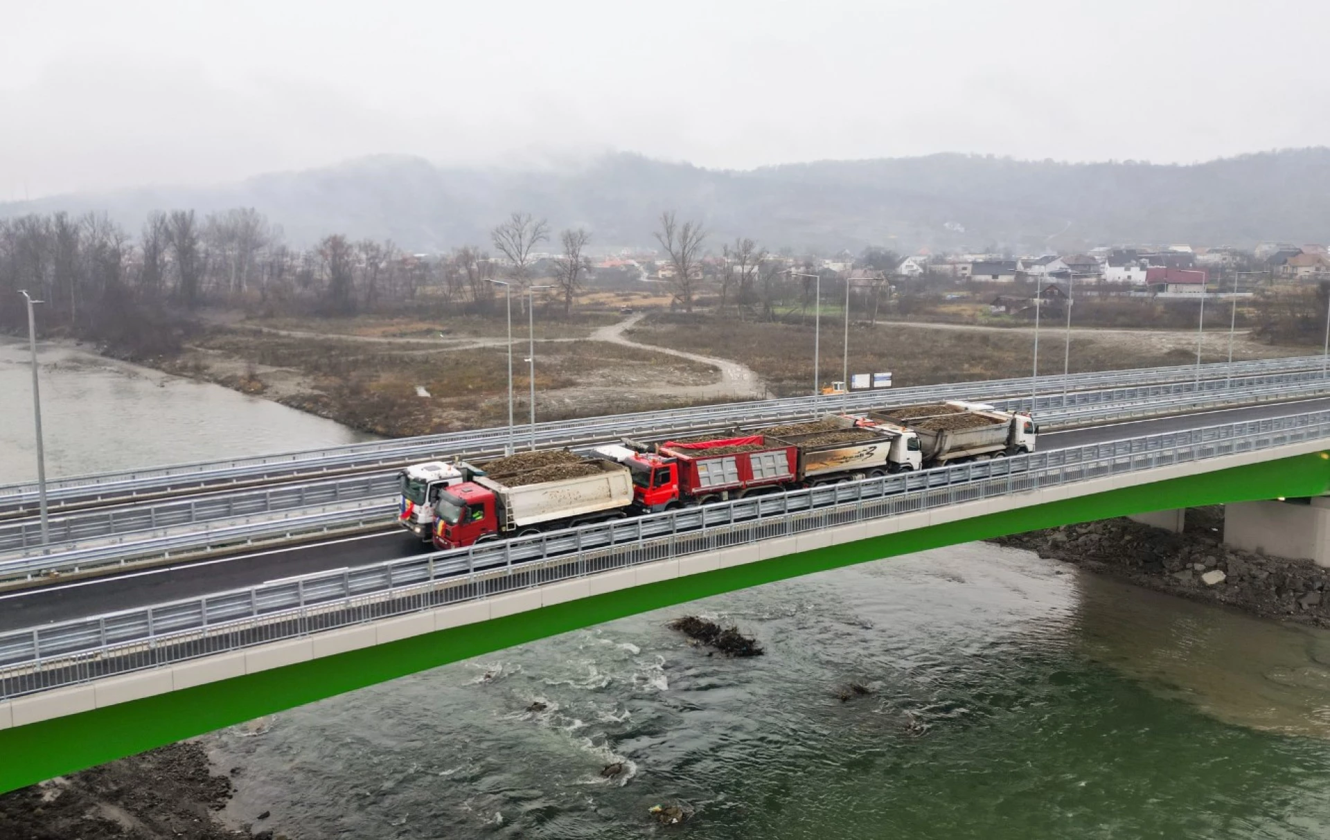 Завершують будівництво мосту через Тису. Фото
