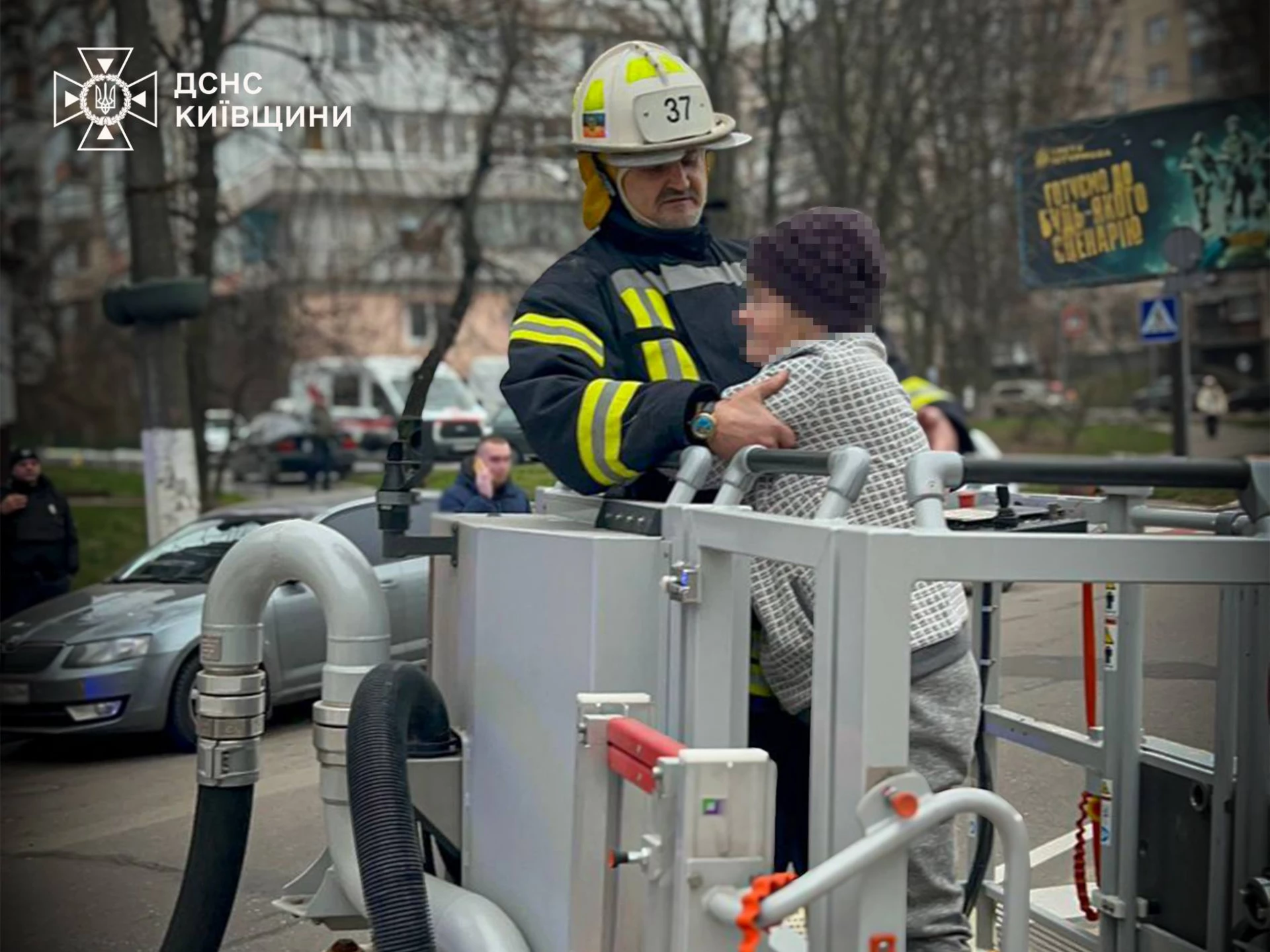 Рятувальники Вишгорода врятували жінку з балкону п’ятого поверху