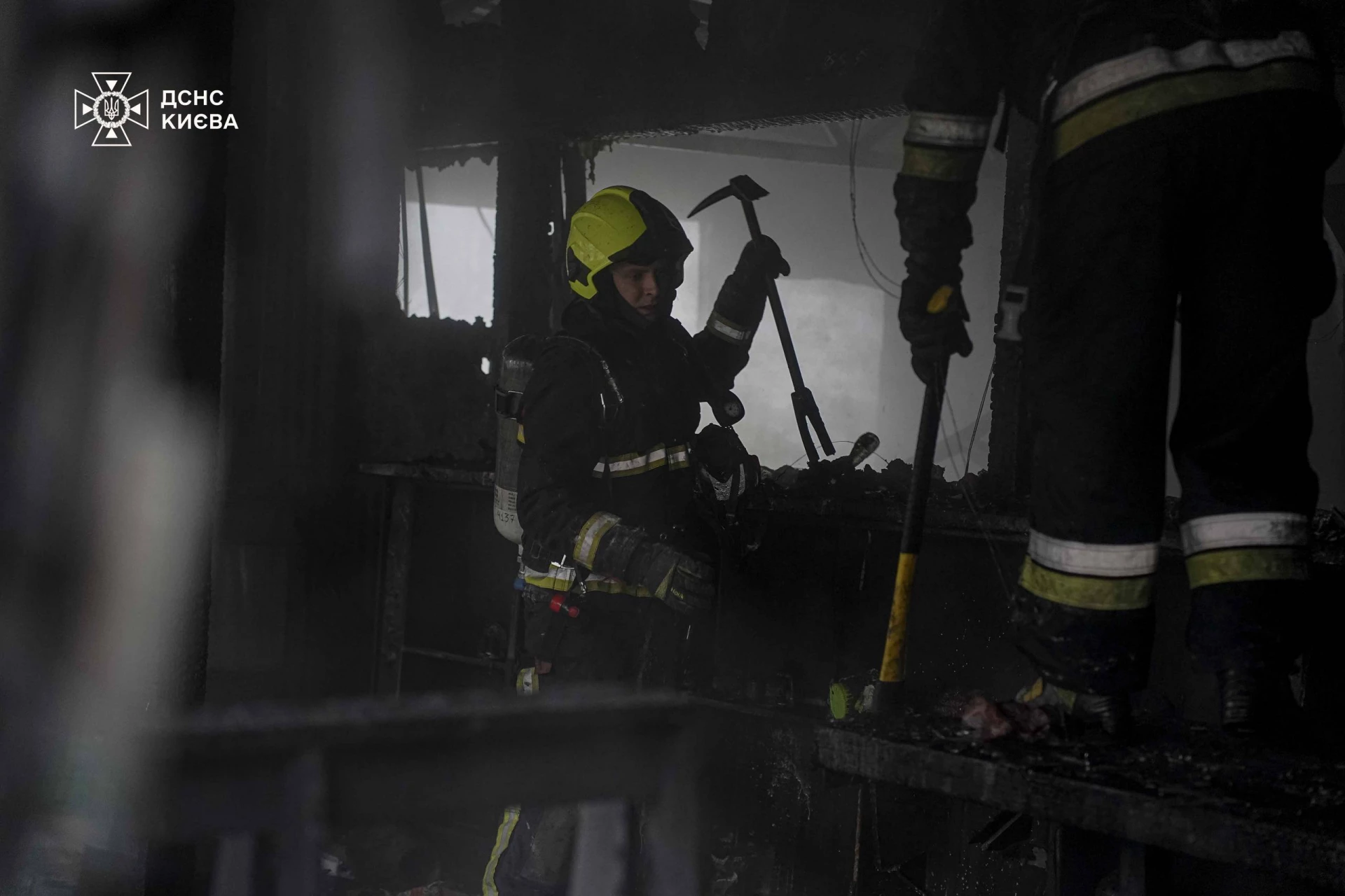 У Києві рятувальники ліквідували пожежу в закладі громадського харчування