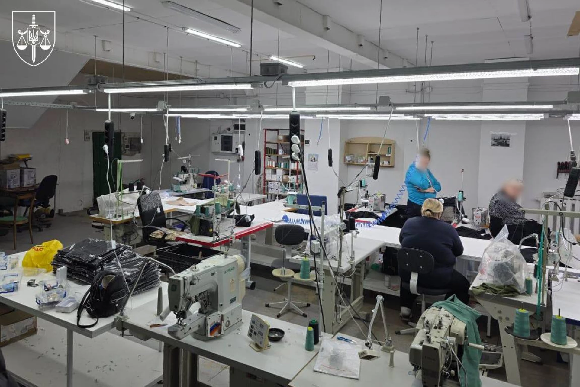 Підроблений преміальний одяг збували по всій Україні: на Львівщині викрито підпільне виробництво