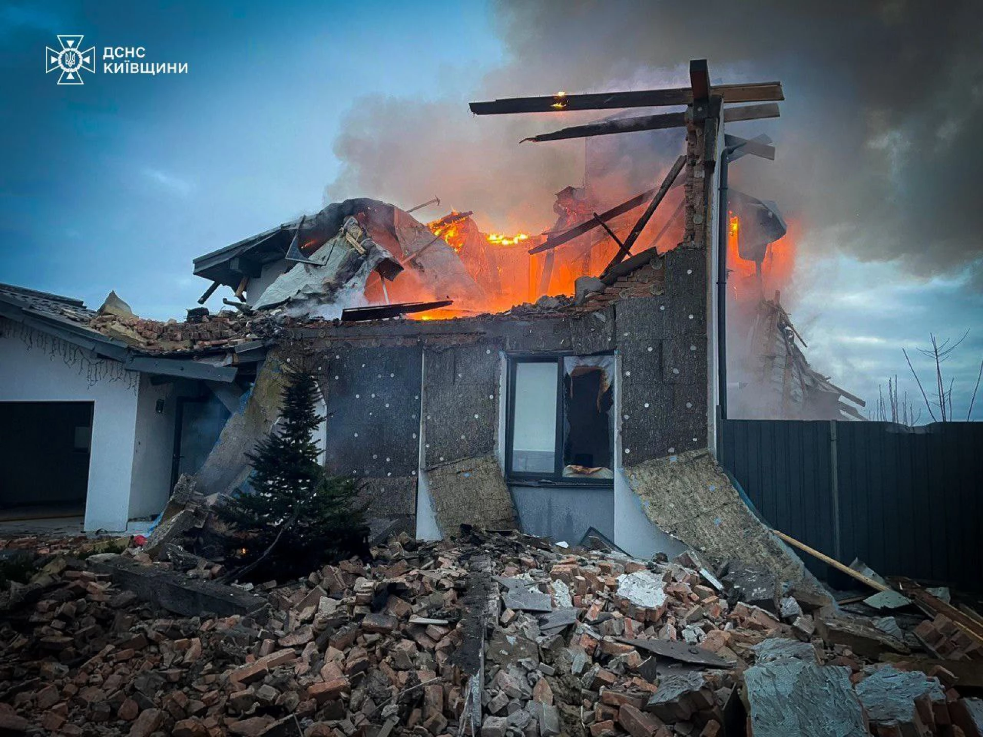 Унаслідок ворожого обстрілу Київщини загинула жінка, троє людей поранені