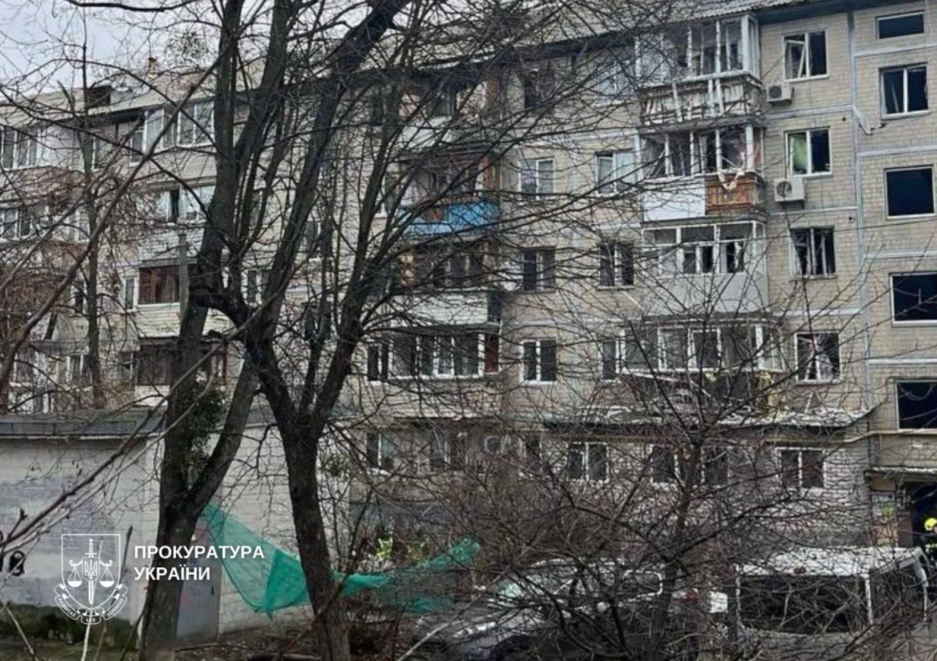 Жінка дістала поранення голови, коли йшла вулицею в Києві