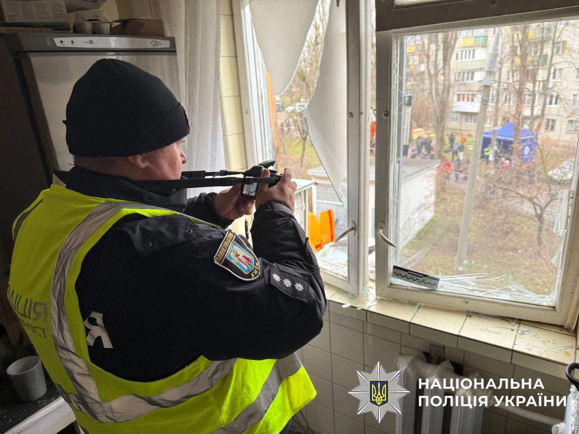 Поліцейські продовжують документувати наслідки ворожої атаки у Святошинському районі