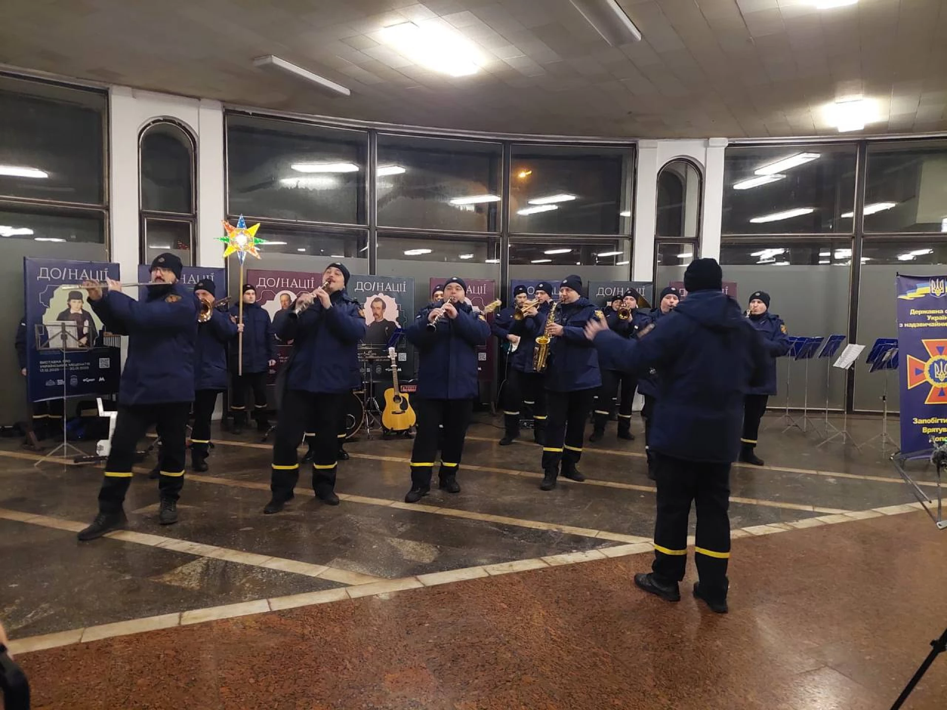 Оркестр ДСНС привітав пасажирів із Різдвом на станції метро «Золоті ворота»