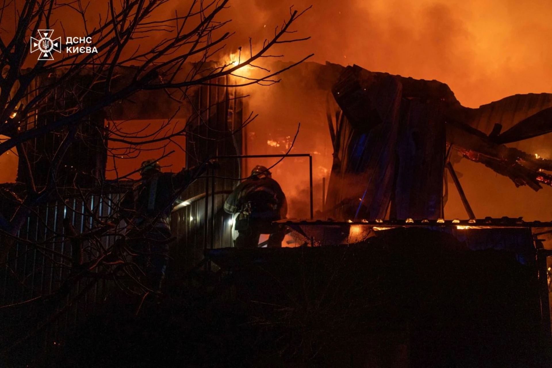 У Києві горів 2-поверховий будинок: полум’я перекинулося на сусідню оселю