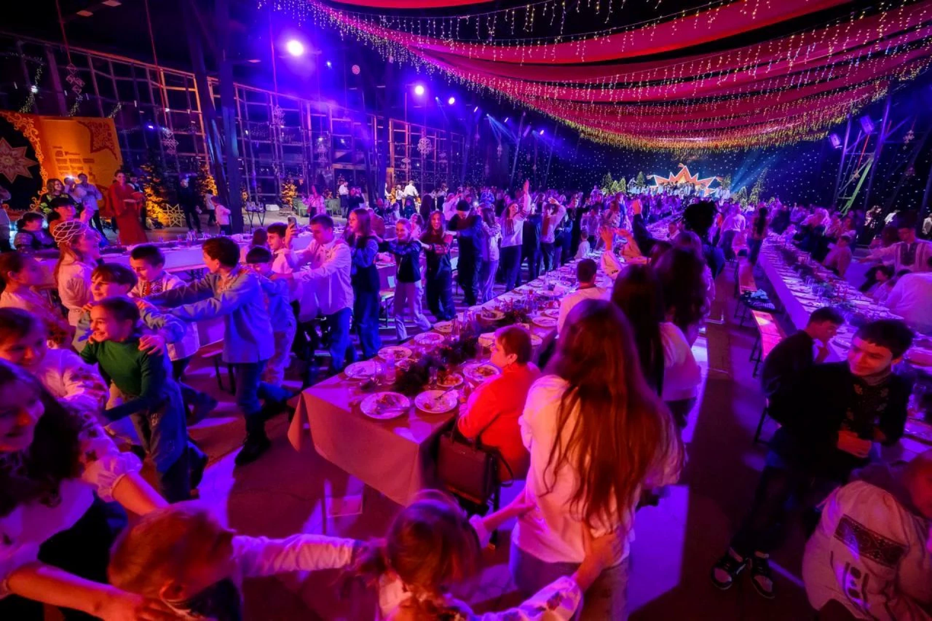 Понад 5 тис. вареників та 120 кг куті: у столиці відбулася масштабна різдвяна вечеря для прийомних родин