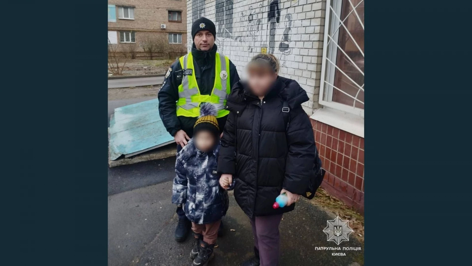 Патрульні Києва повернули загубленого хлопчика матері