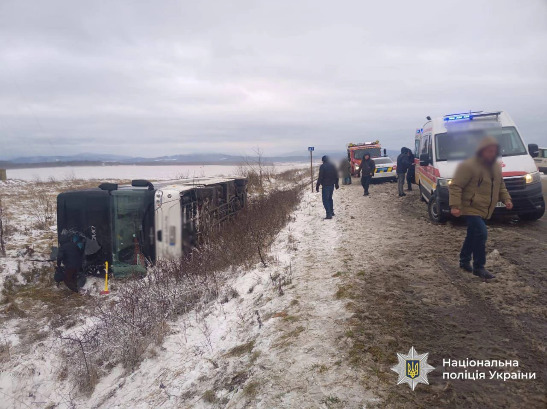 Рейсовий автобус перекинувся на Прикарпатті: загинув чоловік, є поранені