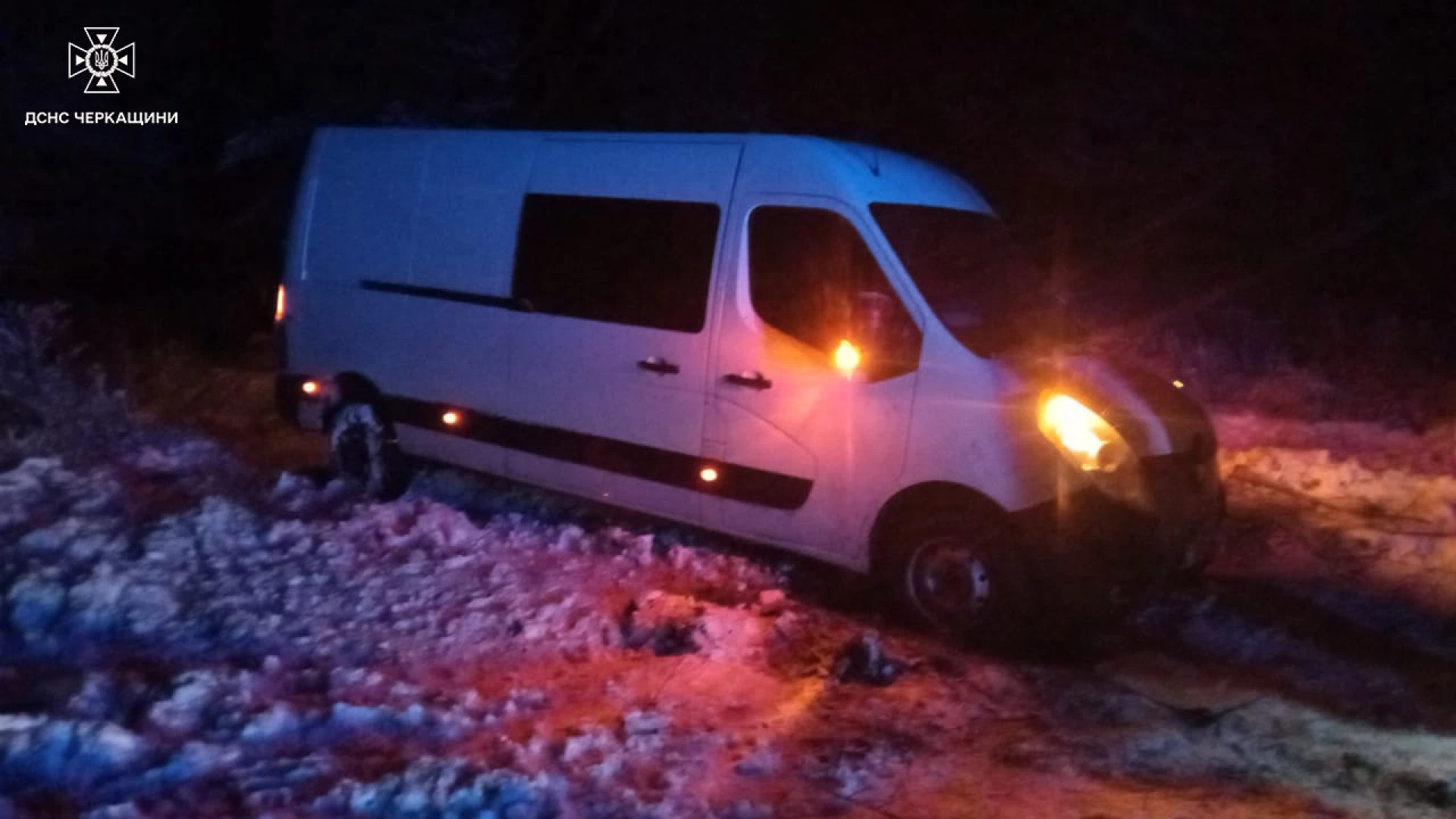 На Черкащині рятувальники відбуксирували автомобіль, в якому перебували діти