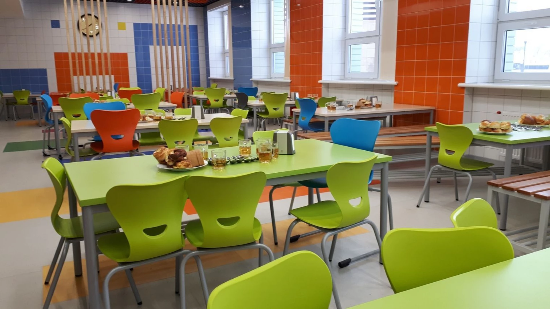 Школярі з вересня отримуватимуть безкоштовне харчування по всій країні