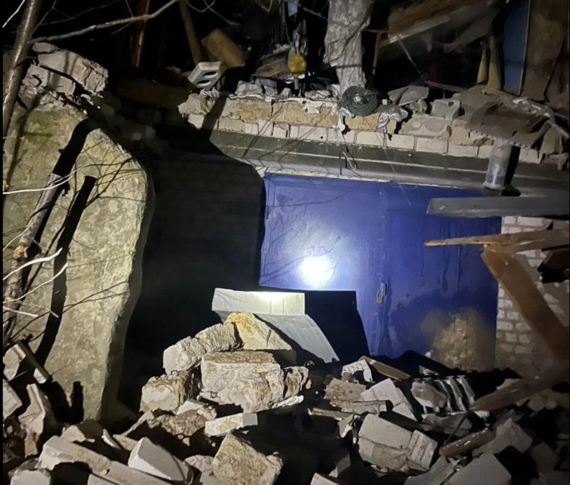 Вибухнув балон в будинку на Обухівщині: з-під завалів дістали чоловіка з опіками