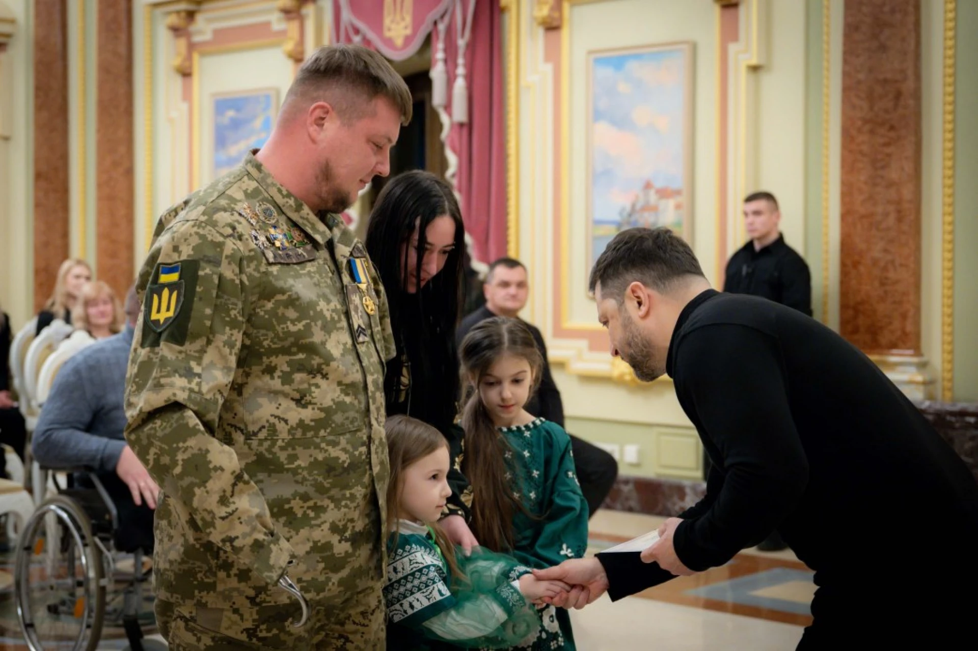 Зеленський вручив 20 сертифікатів на отримання квартир Героям України та рідним загиблих воїнів