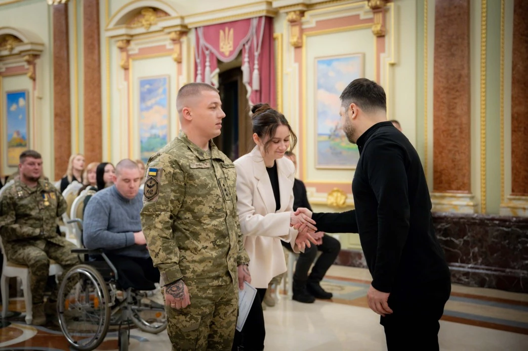 Зеленський вручив 20 сертифікатів на отримання квартир Героям України та рідним загиблих воїнів