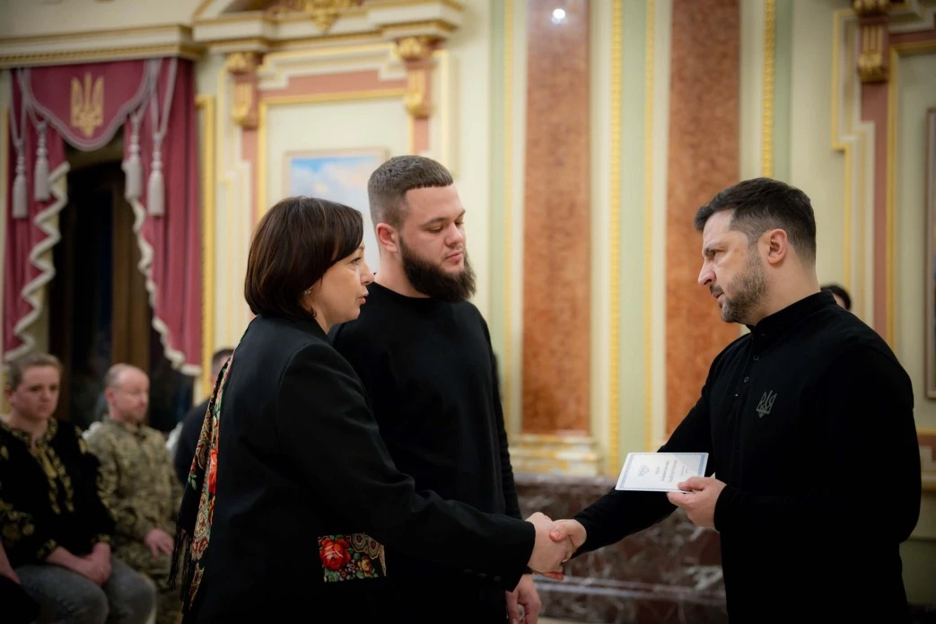 Зеленський вручив 20 сертифікатів на отримання квартир Героям України та рідним загиблих воїнів