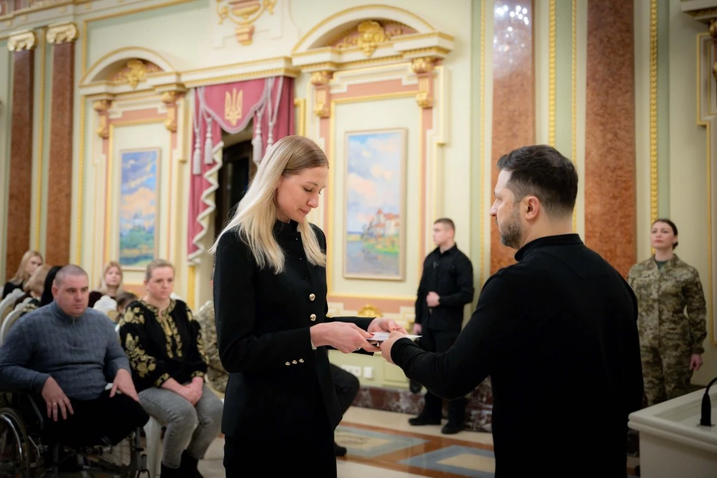 Зеленський вручив 20 сертифікатів на отримання квартир Героям України та рідним загиблих воїнів