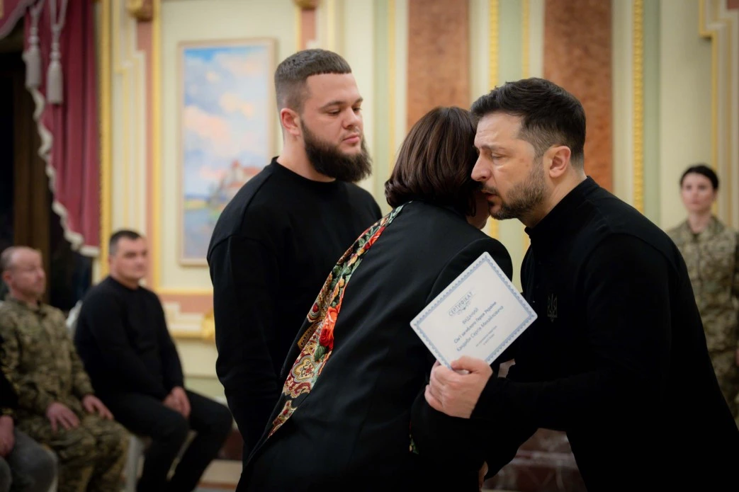 Зеленський вручив 20 сертифікатів на отримання квартир Героям України та рідним загиблих воїнів