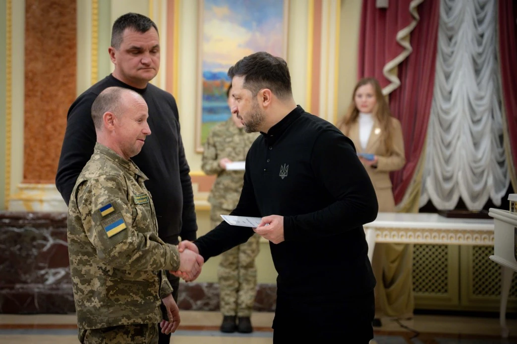 Зеленський вручив 20 сертифікатів на отримання квартир Героям України та рідним загиблих воїнів