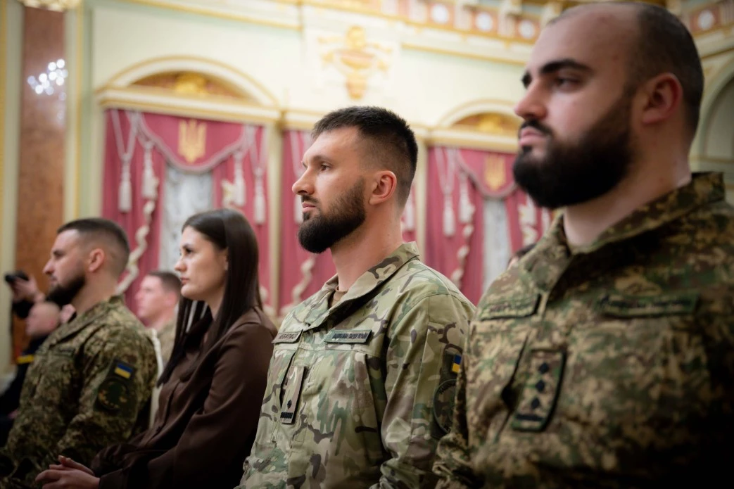 Зеленський вручив 20 сертифікатів на отримання квартир Героям України та рідним загиблих воїнів