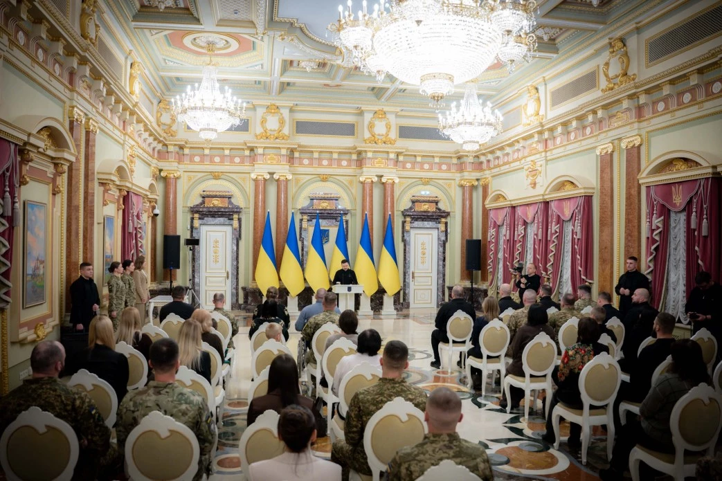 Зеленський вручив 20 сертифікатів на отримання квартир Героям України та рідним загиблих воїнів