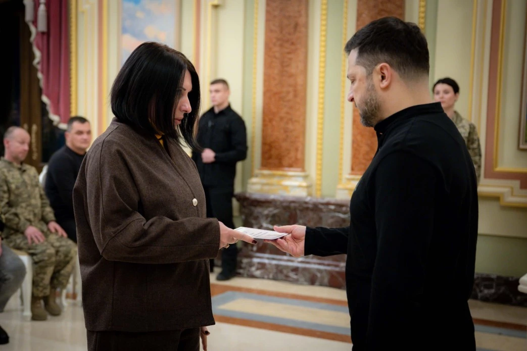 Зеленський вручив 20 сертифікатів на отримання квартир Героям України та рідним загиблих воїнів