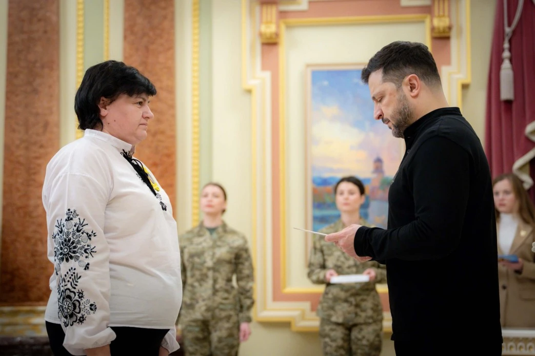 Зеленський вручив 20 сертифікатів на отримання квартир Героям України та рідним загиблих воїнів