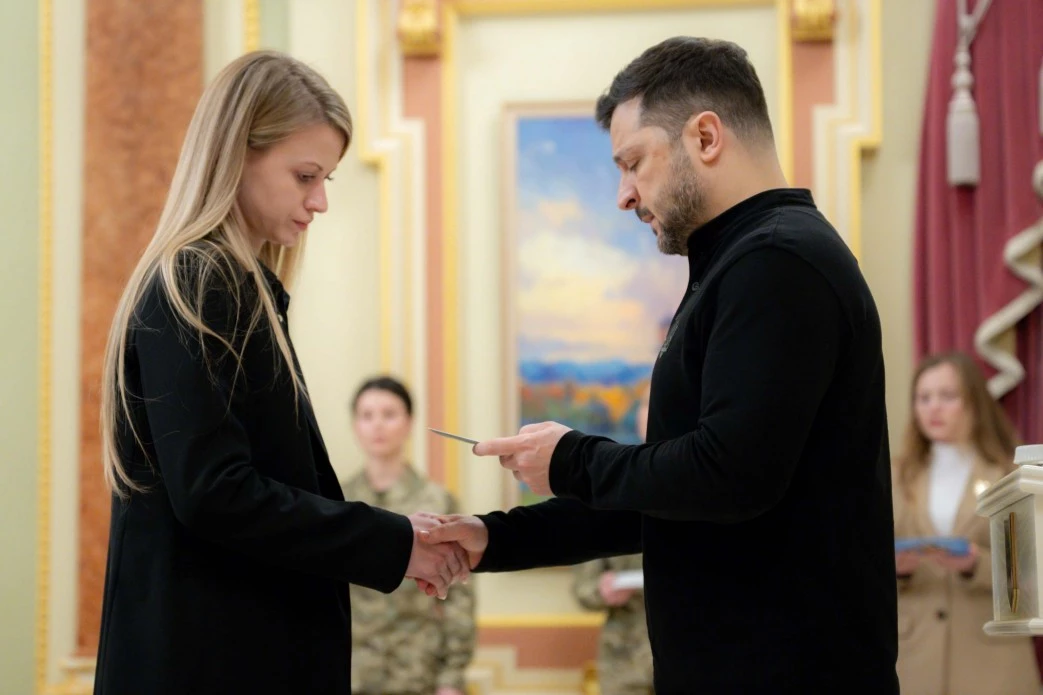 Зеленський вручив 20 сертифікатів на отримання квартир Героям України та рідним загиблих воїнів