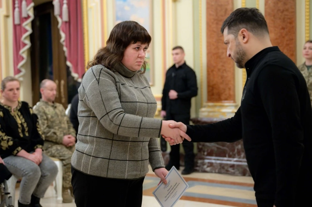 Зеленський вручив 20 сертифікатів на отримання квартир Героям України та рідним загиблих воїнів