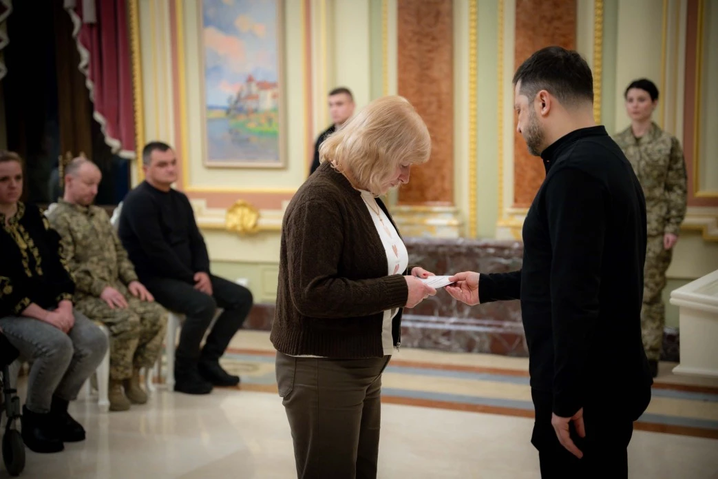 Зеленський вручив 20 сертифікатів на отримання квартир Героям України та рідним загиблих воїнів