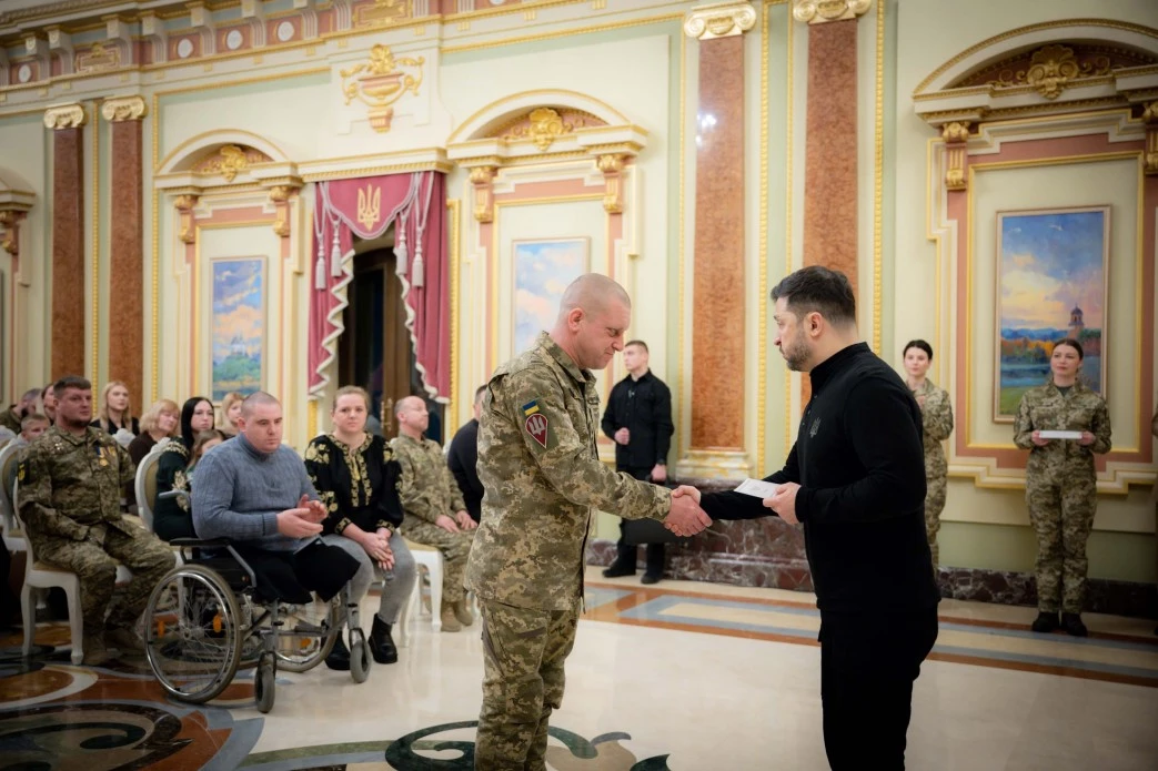 Зеленський вручив 20 сертифікатів на отримання квартир Героям України та рідним загиблих воїнів